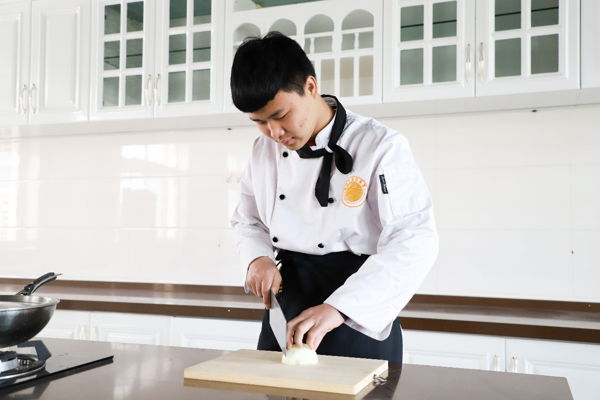 【新生故事】聂成成:哥哥在山东新东方学厨师,毕业后,工作单位很不错